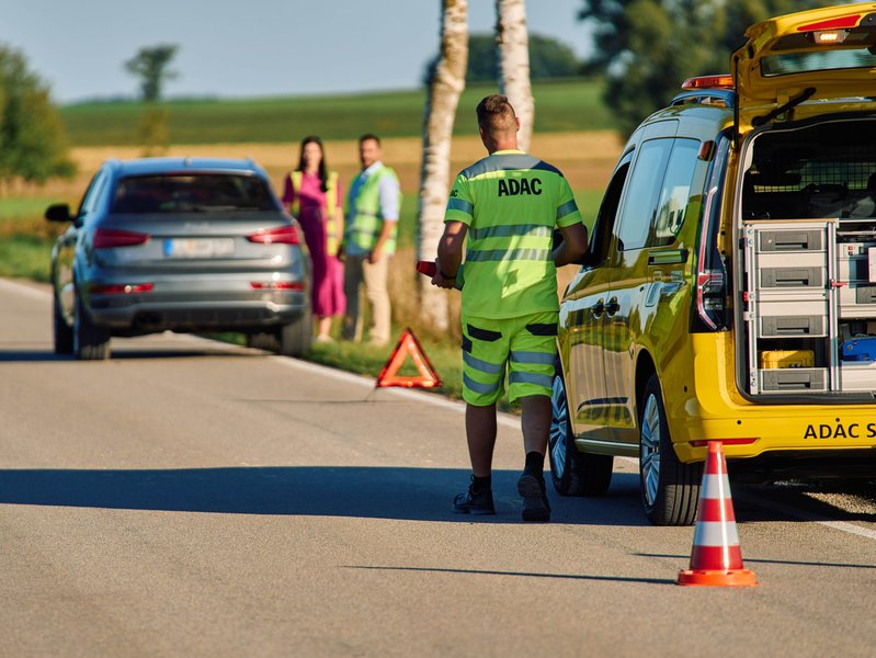 Bild adac-straßenwacht-einsatz-landstraße-sommer.jpg